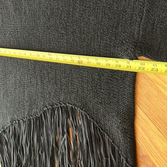 GABBY ISABELLA Fringe Sweater Size Large - Picture 7 of 8